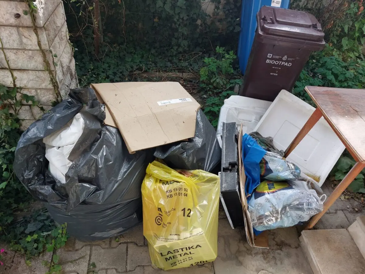 Vreće i glomazni predmeti ispred kuće