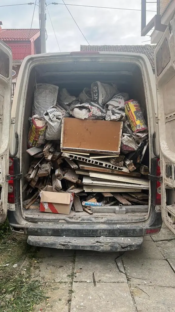 Zatvoreno kombi vozilo napunjeno otpadom