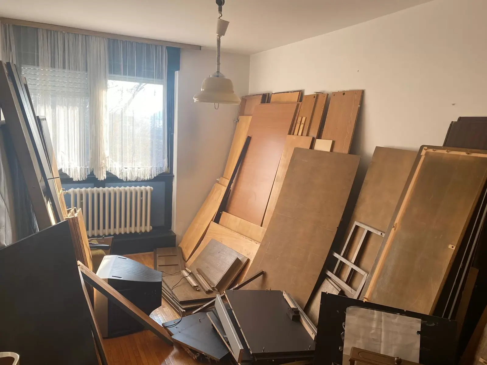 Rastavljeni stari ormari spremni za iznošenje