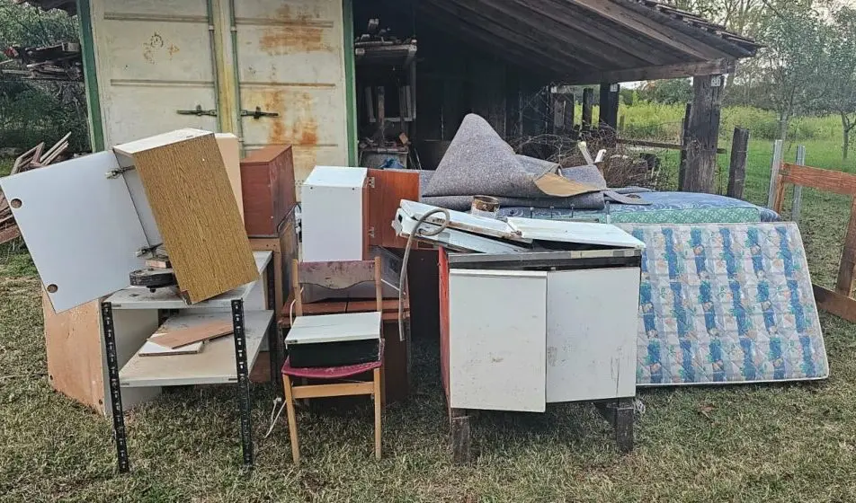 Stari namještaj i madraci izneseni u dvorište