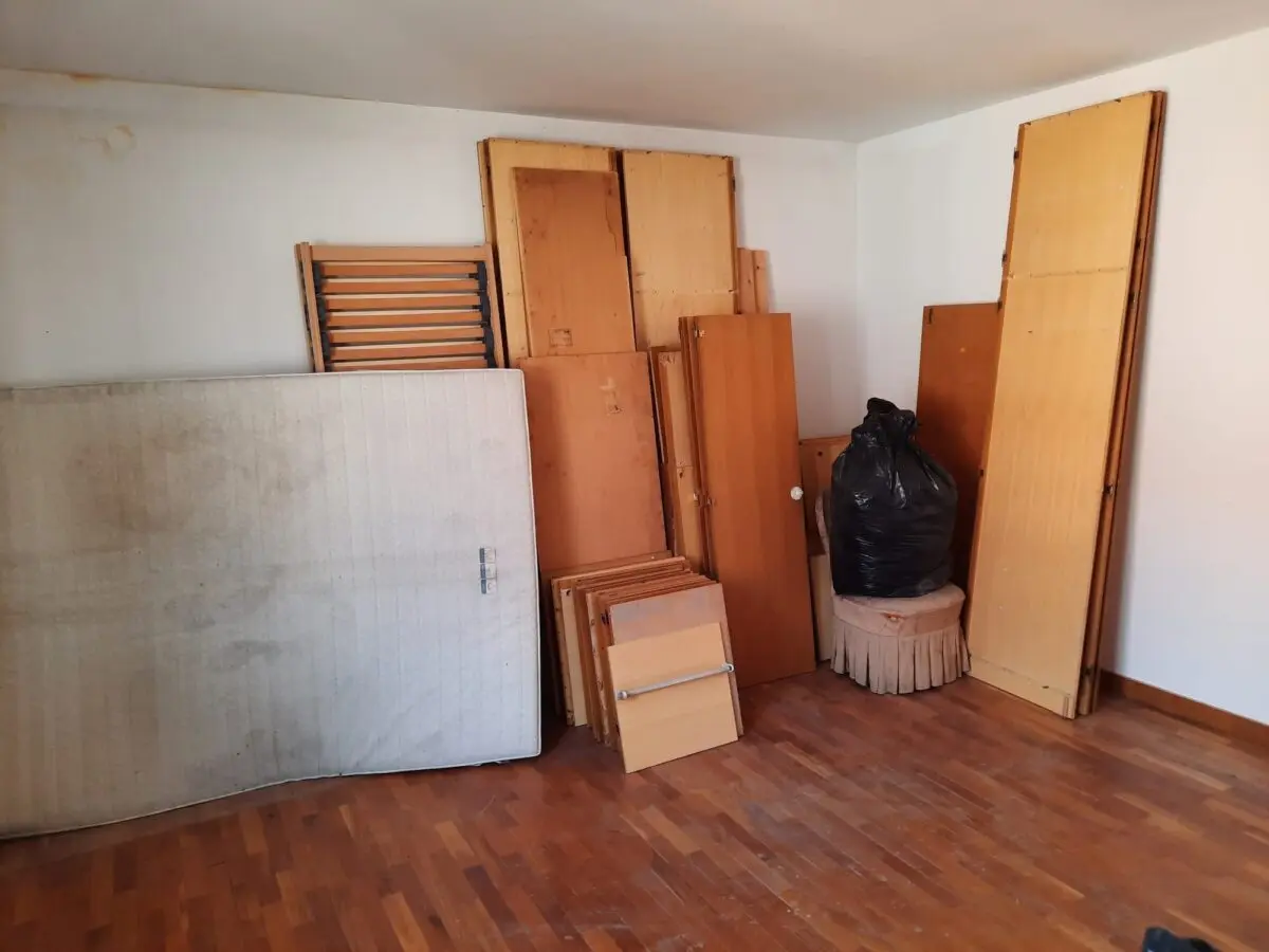 Prostorija tijekom pražnjenja, stara vrata i ploče