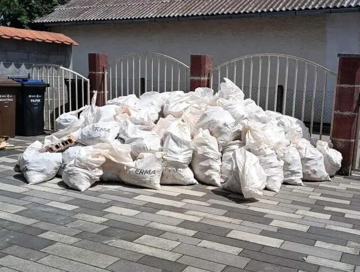 Velika količina šute u vrećama spremna za odvoz
